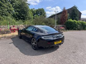 
									Aston Martin V8 Vantage full								