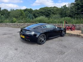 
									Aston Martin V8 Vantage full								