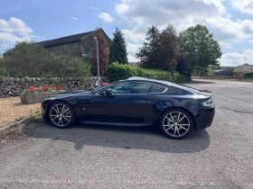 
									Aston Martin V8 Vantage full								