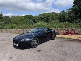 
									Aston Martin V8 Vantage full								