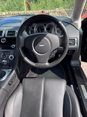 
									Aston Martin V8 Vantage full								
