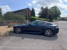 
									Aston Martin V8 Vantage full								